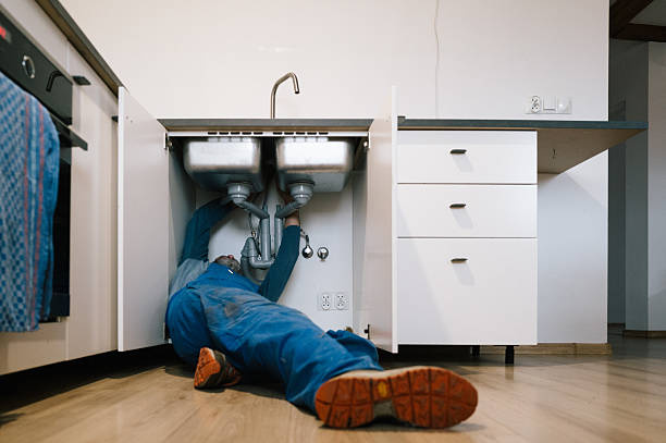 Professional Emergency Plumber technician working in Newton, IL